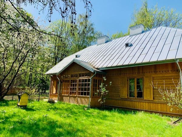 dom w stylu rustykalnym, słoneczna pogoda