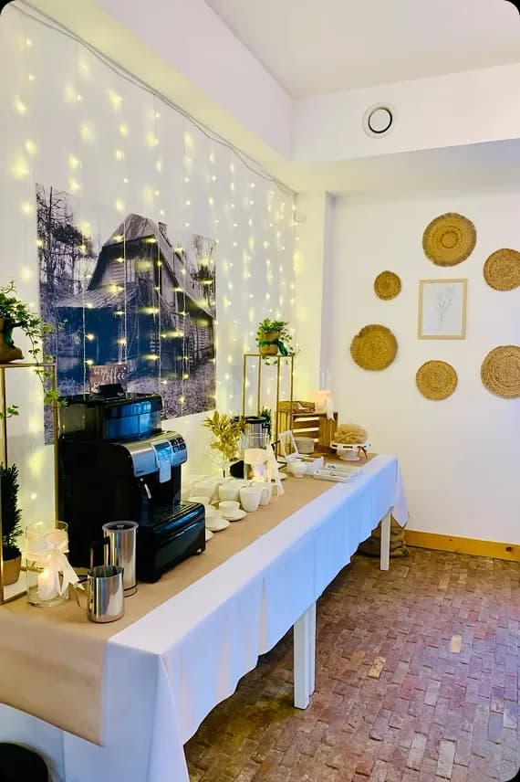 ekspres do kawy, stolik, w białym pomieszczeniu, wiszące lampki