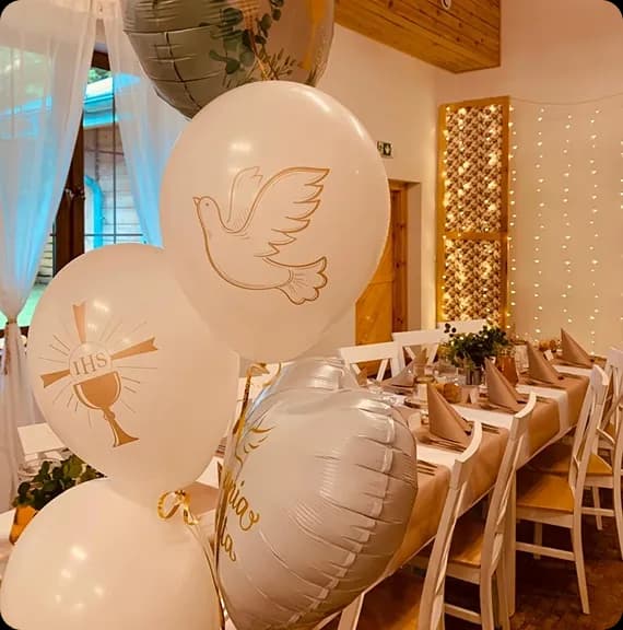 balon z grafiką białego gołębia w złotej obwódce