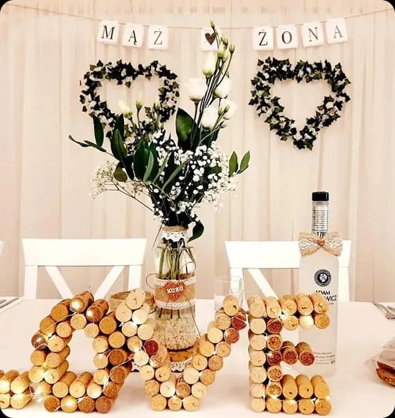 napis 'love', wianki w kształcie serc, napis 'mąż i żona'