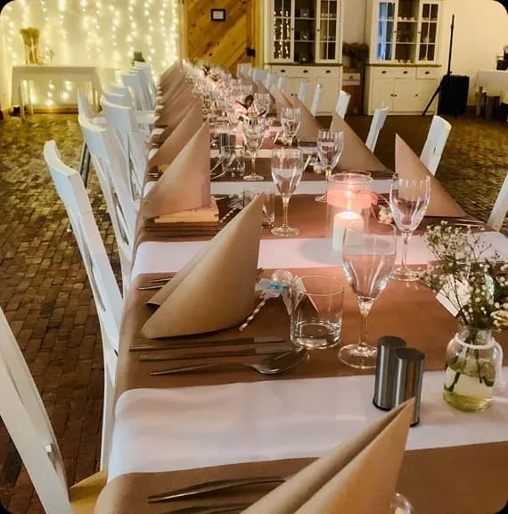 elegancko zastawiony stół, biały obrus, brązowe dekoracyjne serwety,
